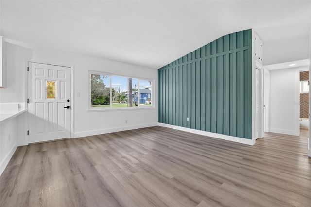 695 SUNSET DR, Tarpon Springs, FL 34689