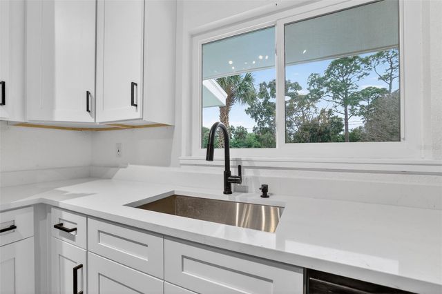 695 SUNSET DR, Tarpon Springs, FL 34689