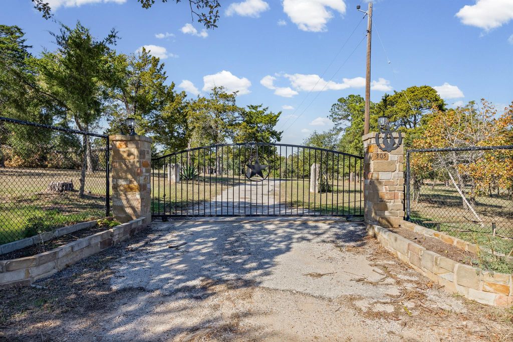 305 Whitesands TRL, Dale, TX 78616