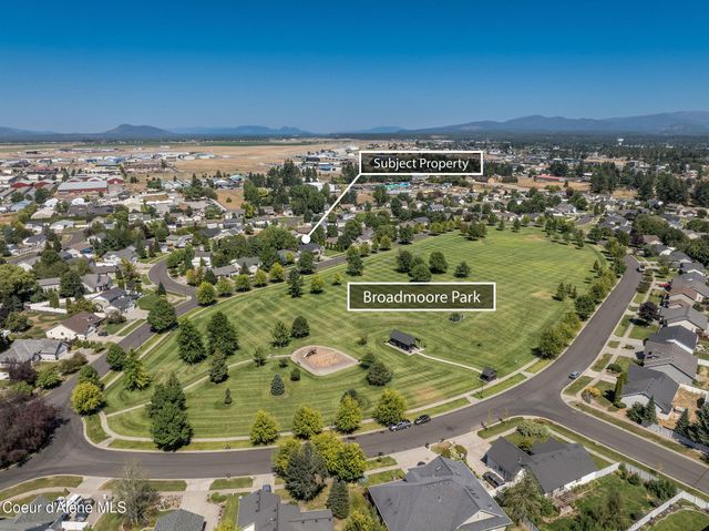 2715 W BROADMOORE DR, Hayden, ID 83835