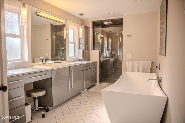 2148 Emkay Drive, Ottawa Hills, OH 43606