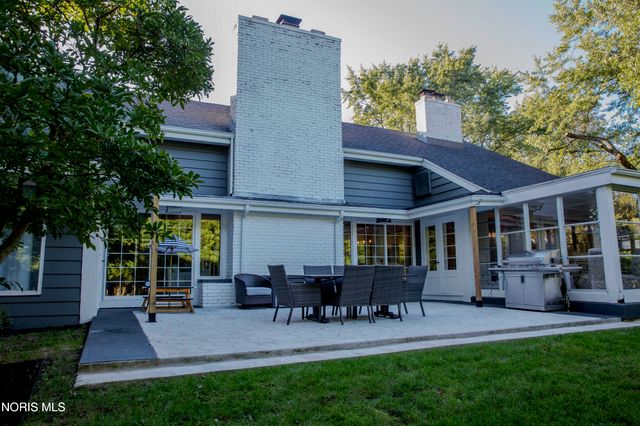 2148 Emkay Drive, Ottawa Hills, OH 43606