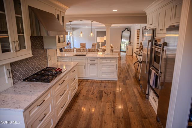 2148 Emkay Drive, Ottawa Hills, OH 43606