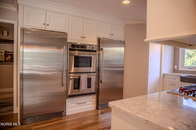 2148 Emkay Drive, Ottawa Hills, OH 43606