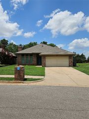 225 Jennifer Avenue, Edmond, OK 73003