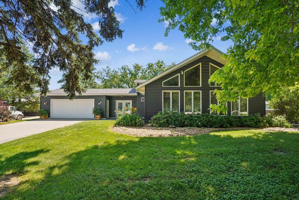 2317 S Frederick Avenue, Oelwein, IA 50662