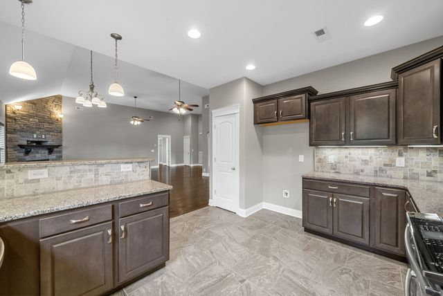 1141 Reda Dr, Clarksville, TN 37042