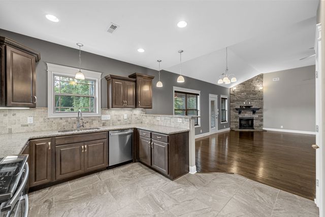 1141 Reda Dr, Clarksville, TN 37042