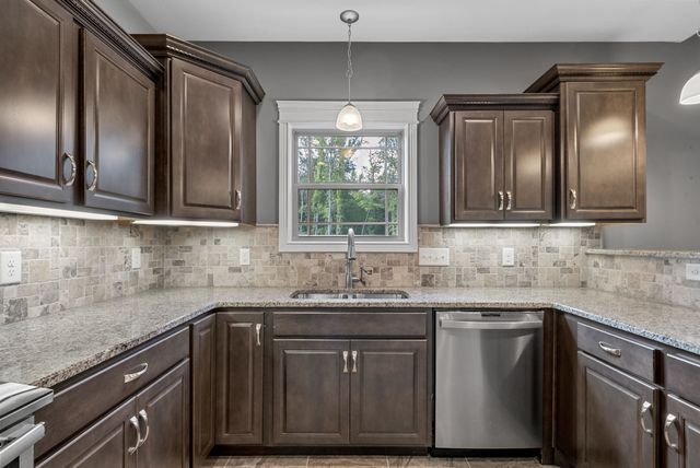 1141 Reda Dr, Clarksville, TN 37042