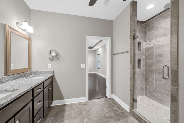 1141 Reda Dr, Clarksville, TN 37042