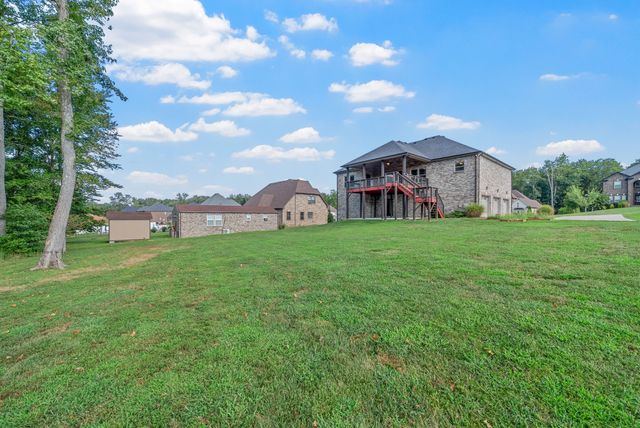 1141 Reda Dr, Clarksville, TN 37042