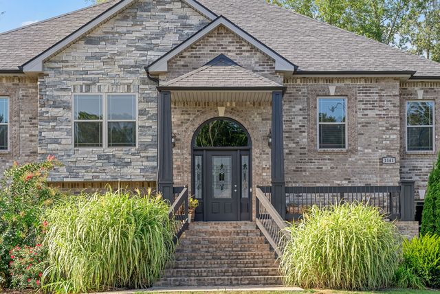 1141 Reda Dr, Clarksville, TN 37042