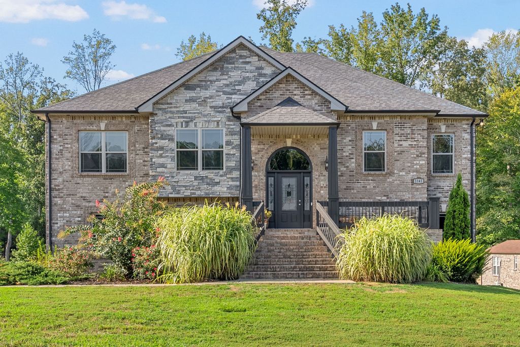 1141 Reda Dr, Clarksville, TN 37042