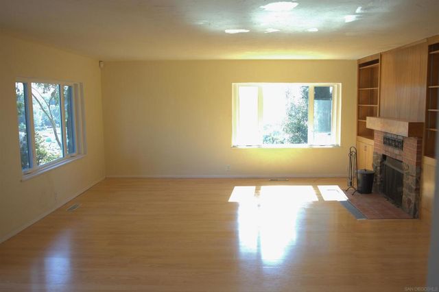 702 704 E Vista Way, Vista, CA 92084