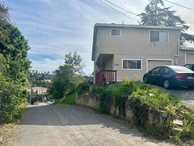 702 704 E Vista Way, Vista, CA 92084