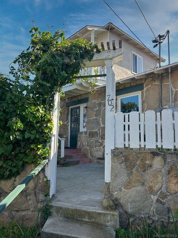 702 704 E Vista Way, Vista, CA 92084