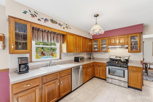 18 Nathaniel Street, Monroe, NJ 08831