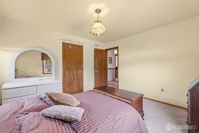 18 Nathaniel Street, Monroe, NJ 08831