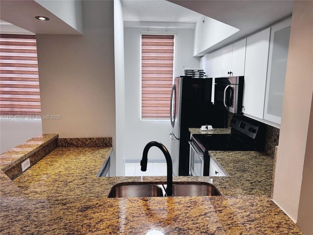 2881 NE 185th St 102, Aventura, FL 33180