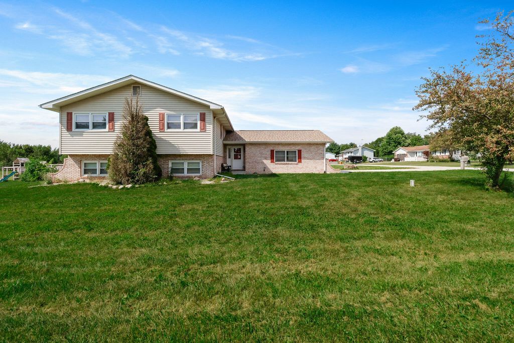 361 Sandwood Court, Valparaiso, IN 46383