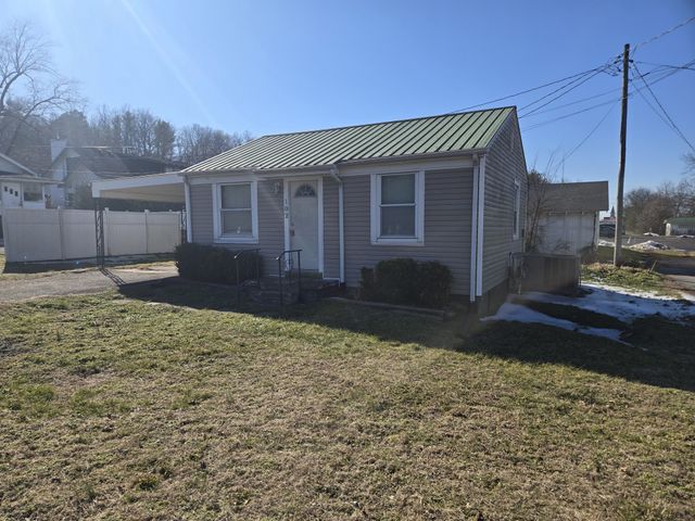 102 N Cooley Ave, Waverly, TN 37185