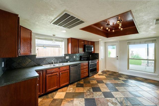423 Old Colony Drive, Richmond, TX 77406