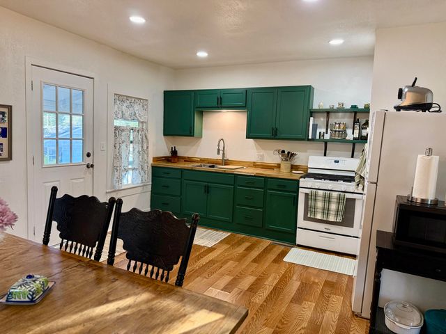 305 E Webster Avenue, Ava, MO 65608