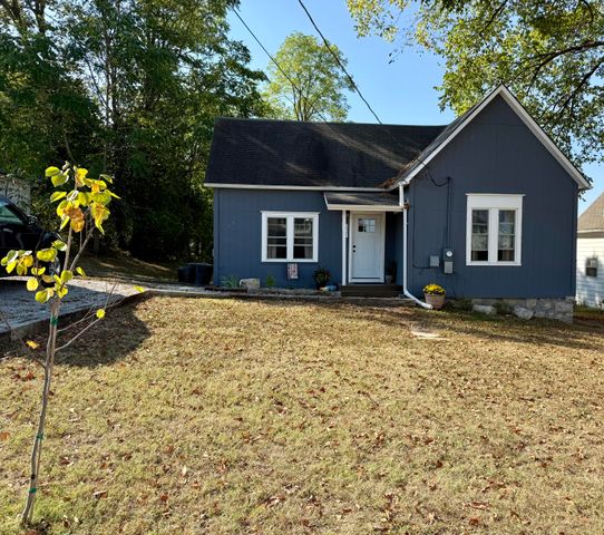 305 E Webster Avenue, Ava, MO 65608