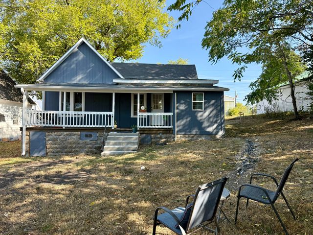 305 E Webster Avenue, Ava, MO 65608