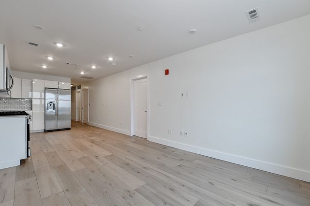 250 Meridian St 306, Boston, MA 02128