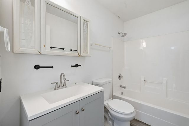 657 S Mcalister Avenue, Waukegan, IL 60085