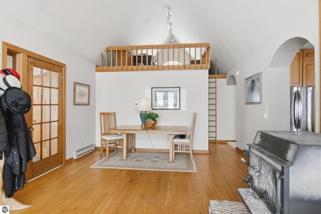 10 S Stony Point Road, Suttons Bay, MI 49682