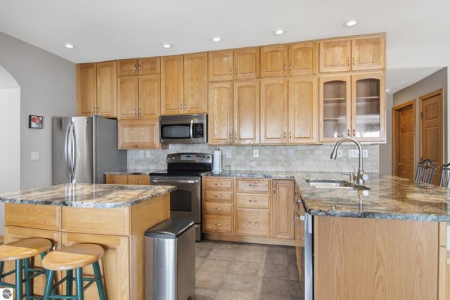 10 S Stony Point Road, Suttons Bay, MI 49682