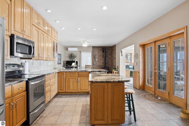 10 S Stony Point Road, Suttons Bay, MI 49682