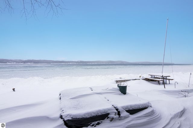 10 S Stony Point Road, Suttons Bay, MI 49682