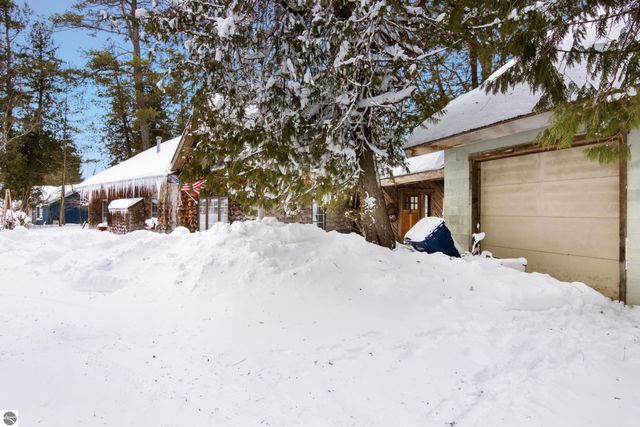 10 S Stony Point Road, Suttons Bay, MI 49682