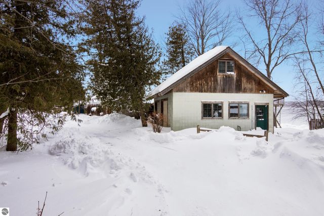 10 S Stony Point Road, Suttons Bay, MI 49682