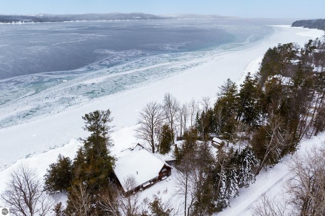 10 S Stony Point Road, Suttons Bay, MI 49682