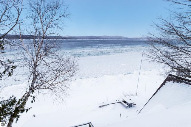 10 S Stony Point Road, Suttons Bay, MI 49682