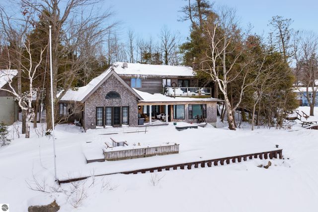 10 S Stony Point Road, Suttons Bay, MI 49682