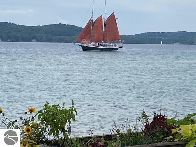 10 S Stony Point Road, Suttons Bay, MI 49682