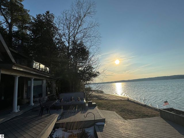 10 S Stony Point Road, Suttons Bay, MI 49682