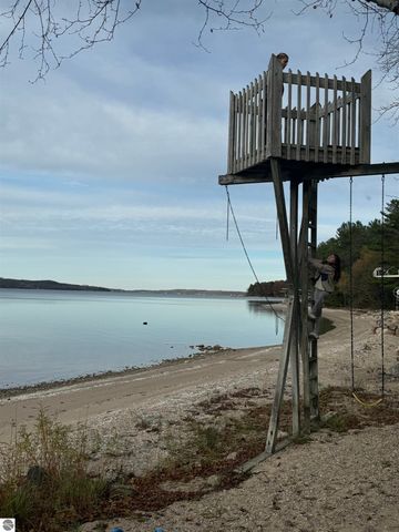 10 S Stony Point Road, Suttons Bay, MI 49682