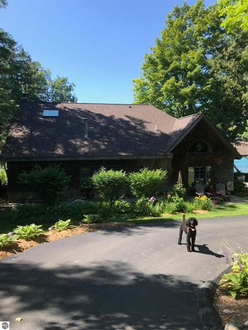 10 S Stony Point Road, Suttons Bay, MI 49682