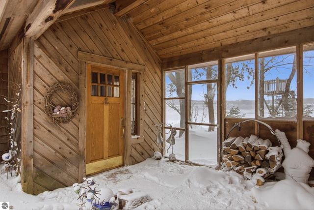 10 S Stony Point Road, Suttons Bay, MI 49682