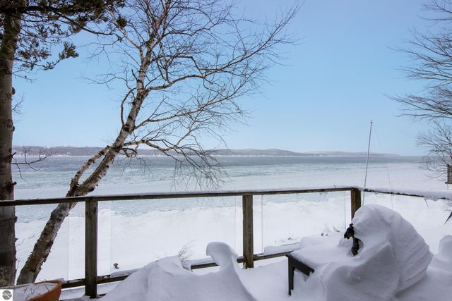 10 S Stony Point Road, Suttons Bay, MI 49682