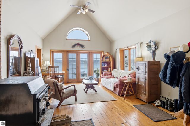 10 S Stony Point Road, Suttons Bay, MI 49682