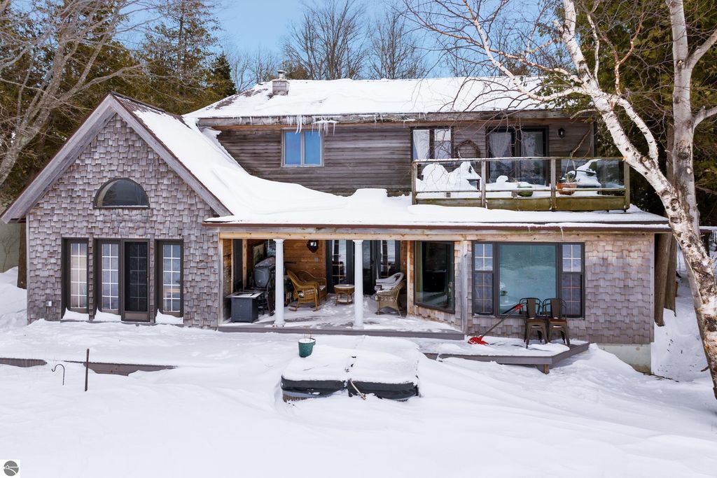 10 S Stony Point Road, Suttons Bay, MI 49682