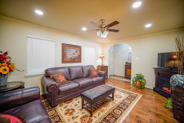 128 Oak Creek Street, Jacksboro, TX 76458