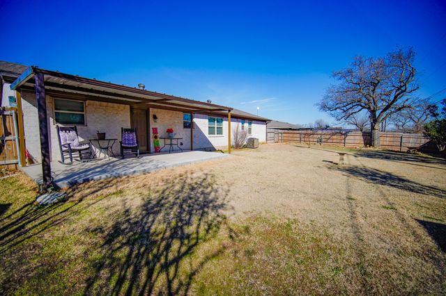 128 Oak Creek Street, Jacksboro, TX 76458
